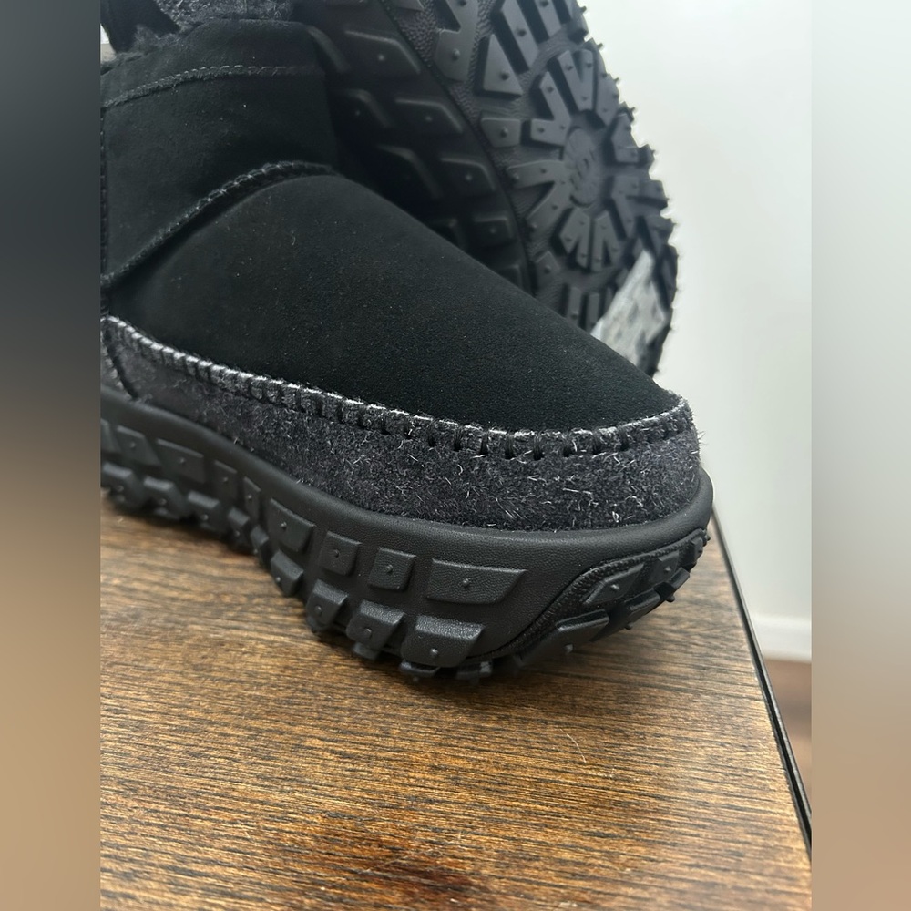 UGG ALL Gender Venture Daze Ultra Mini Boot
Black - men’s 8 & women’s 9 - Picture 4 of 9